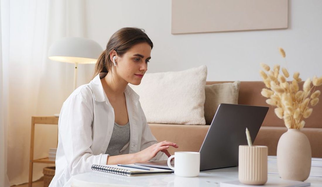 Mujer estudiando con un portátil
