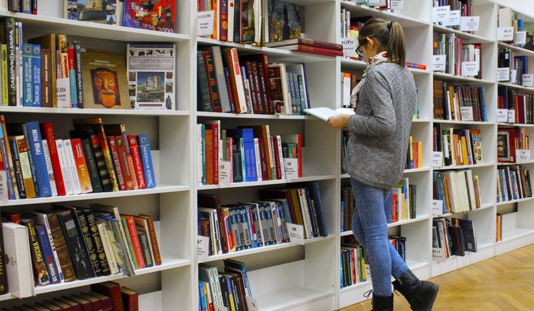 Biblioteca con libros