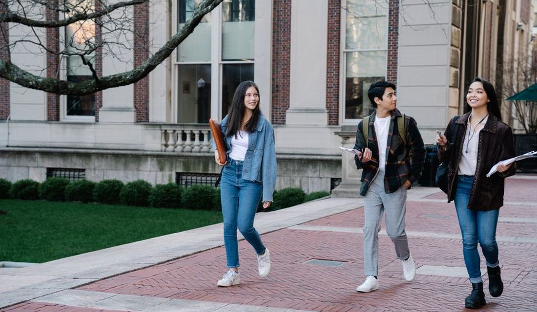 Estudiantes en un campus universitario